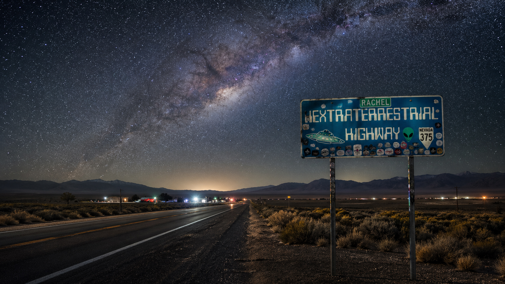 Extraterrestrial HighwayとRachelの宇宙人看板を思わせる夜の道